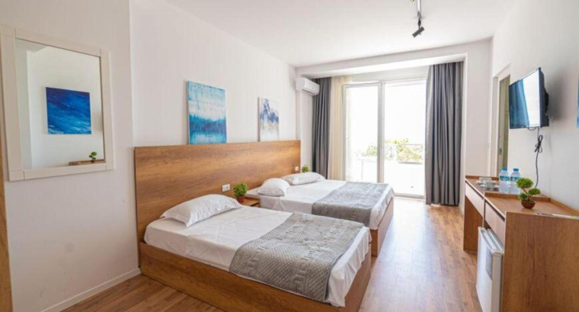 Hotel Besani Durres Bagian luar foto