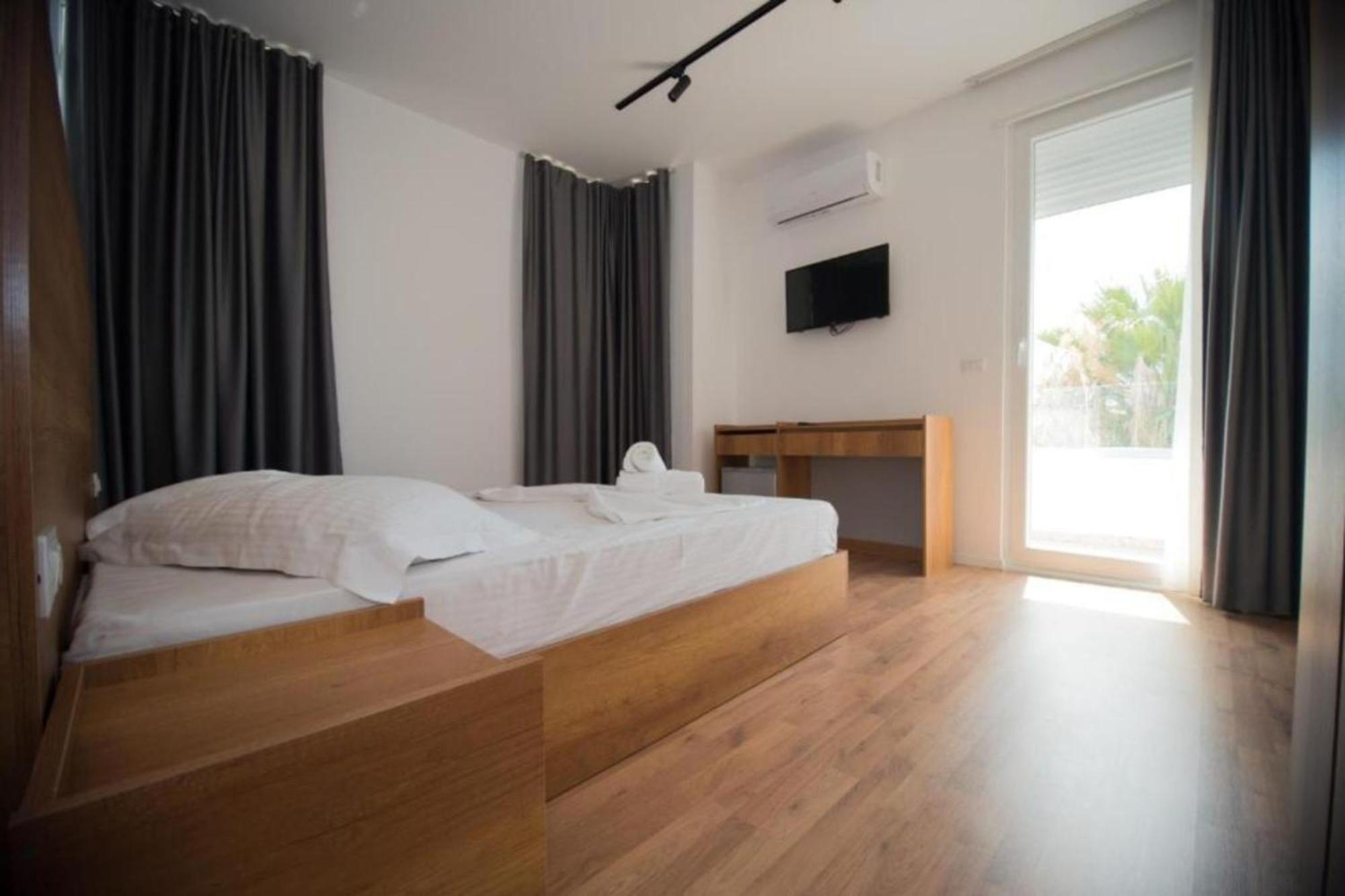 Hotel Besani Durres Bagian luar foto