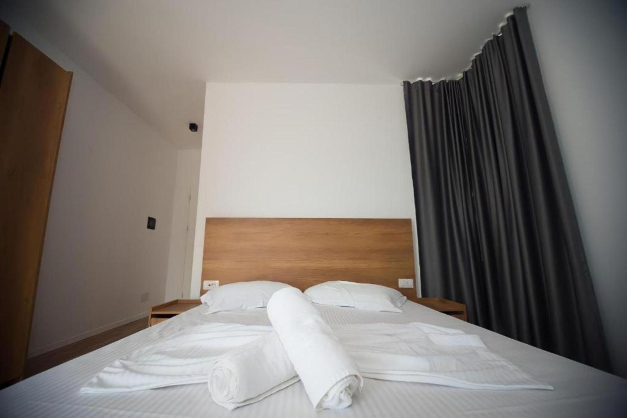 Hotel Besani Durres Bagian luar foto