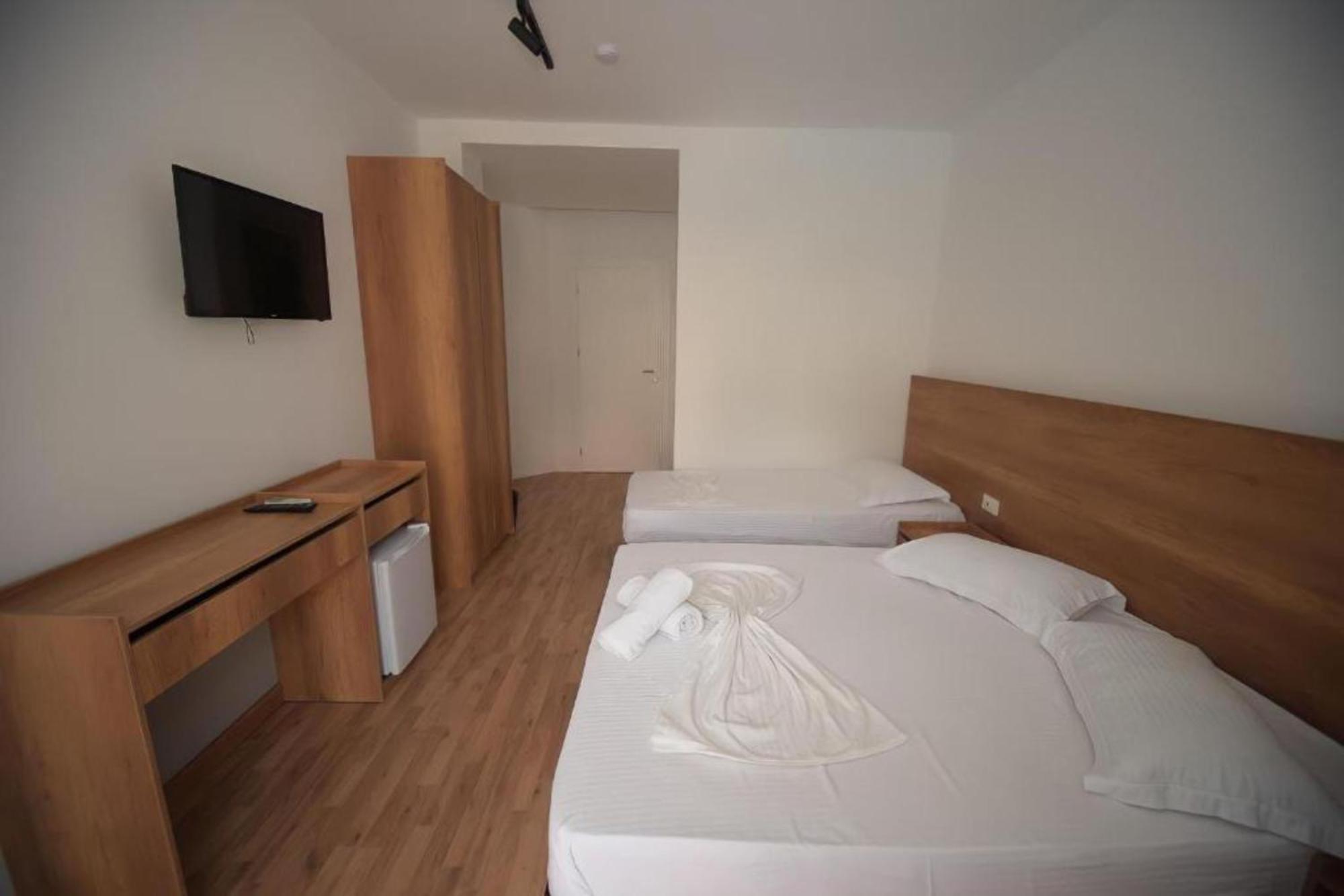 Hotel Besani Durres Bagian luar foto